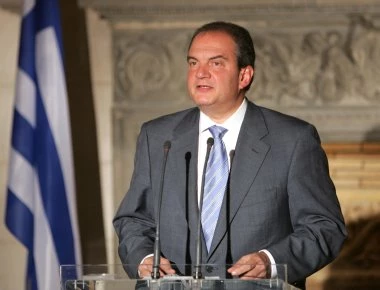 Ο φωτογραφικός φακός «τσάκωσε» τον Κώστα Καραμανλή στην παραλία της Ραφήνας (φωτο)